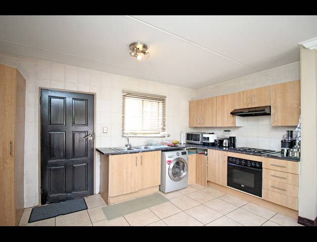 2 BEDROOM TOWNHOUSE FOR SALE IN NORTH RIDING